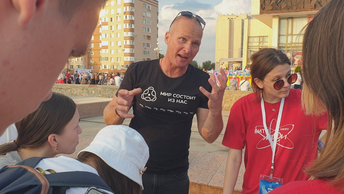 Атом Live 01.jpg